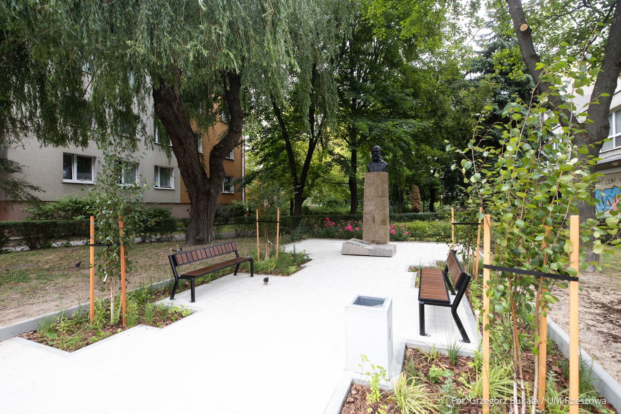 zdjęcie przedstawiające skwer przy ul.Kochanowskiego z nową aranżacją otoczenia pomnika Jana Kochanowskiego, fot. Grzegorz Bukała, Urząd Miasta Rzeszowa